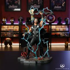 Una explosión de poder divino emerge de este diorama de Thor, donde el Dios del Trueno se alza imponente sobre un terreno arrasado por la batalla con su icónica armadura negra y plateada prendida 